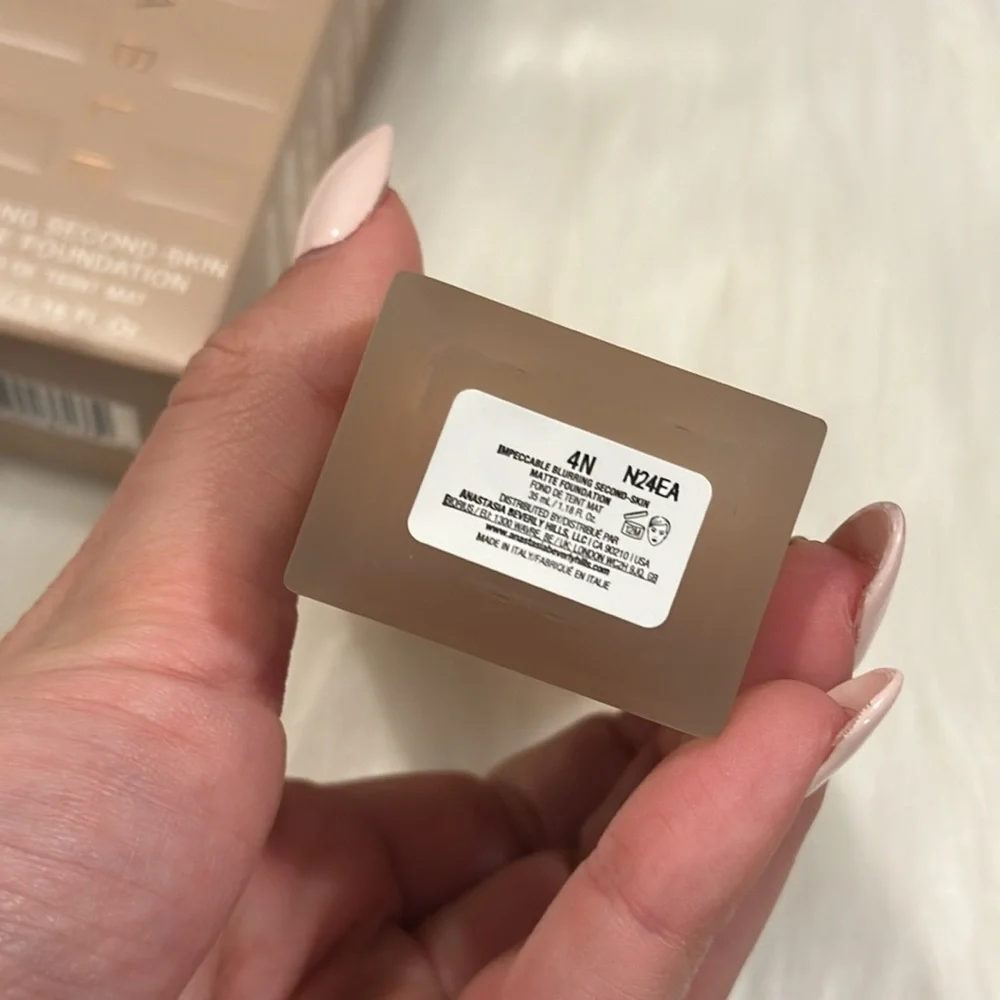 Anastasia Beverly Hills Impeccable Blurring Second-Skin Matte Foundation 4N